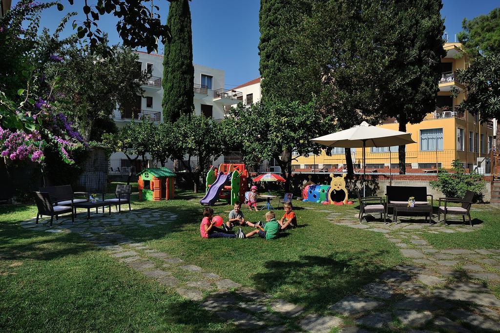 Raffy Family & Bike Hotel Diano Marina Exterior photo